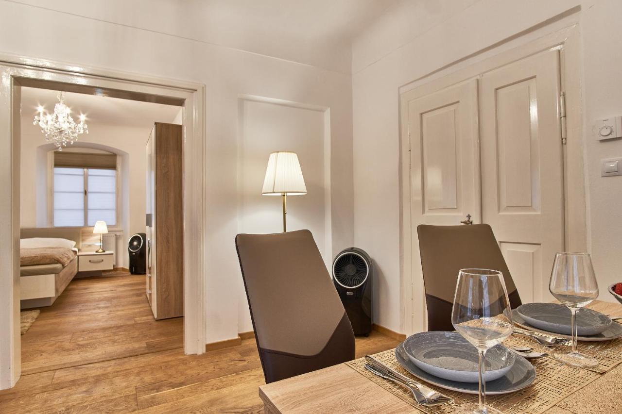 Charles Bridge Royal Apartment Praga Exterior foto