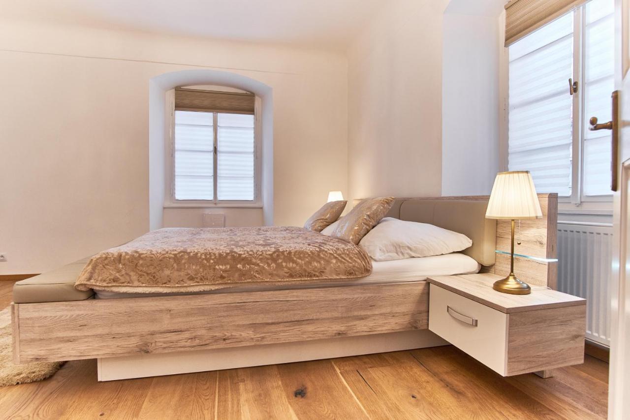 Charles Bridge Royal Apartment Praga Exterior foto