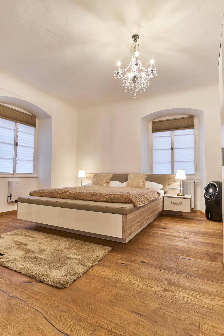 Charles Bridge Royal Apartment Praga Exterior foto